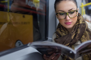 leggere-in-autobus_230366875