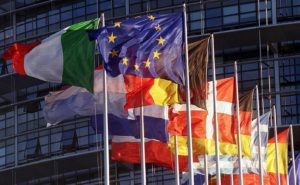 BEP/L'ALSACE ; LES DAPEAUX DES PAYS MEMBRES DE L'UNION EUROPEENNE FLOTTENT AU VENT DEVANT LE PARLEMENT EUROPEEN DE STRASBOURG.