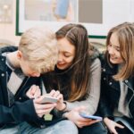 Sicurezza dei minori online: indagine dell’UE conferma il legame tra il tempo trascorso davanti allo schermo e il loro benessere.